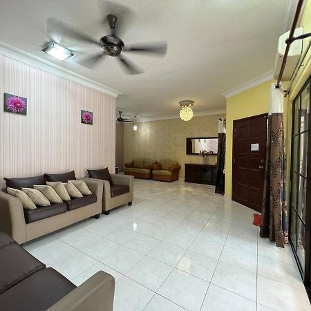 Rini Utama Homestay Skudai Buitenkant foto